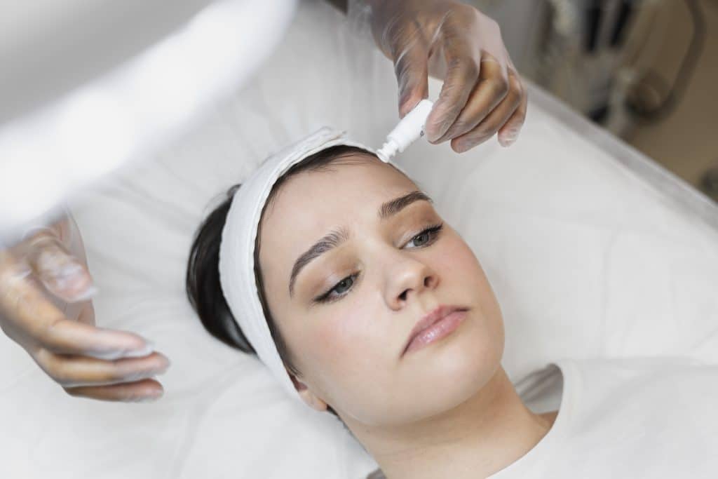 Perbedaan Facial, Peeling, dan Laser Treatment