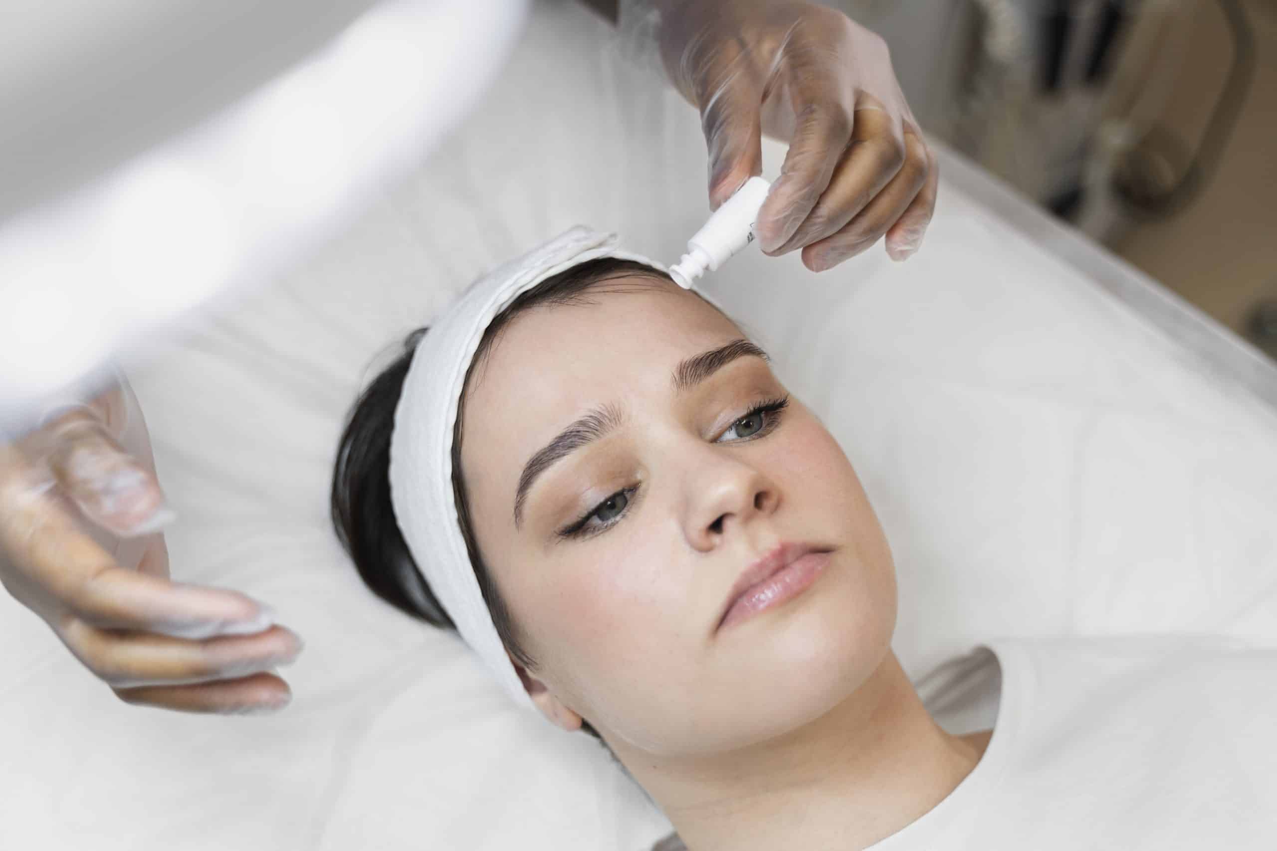 Perbedaan Facial, Peeling, dan Laser Treatment