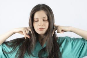 Penyebab Ketombe dan Treatment yang Tepat untuk Mengatasinya