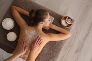 Body Scrub di Spa untuk Membantu Regenerasi Kulit